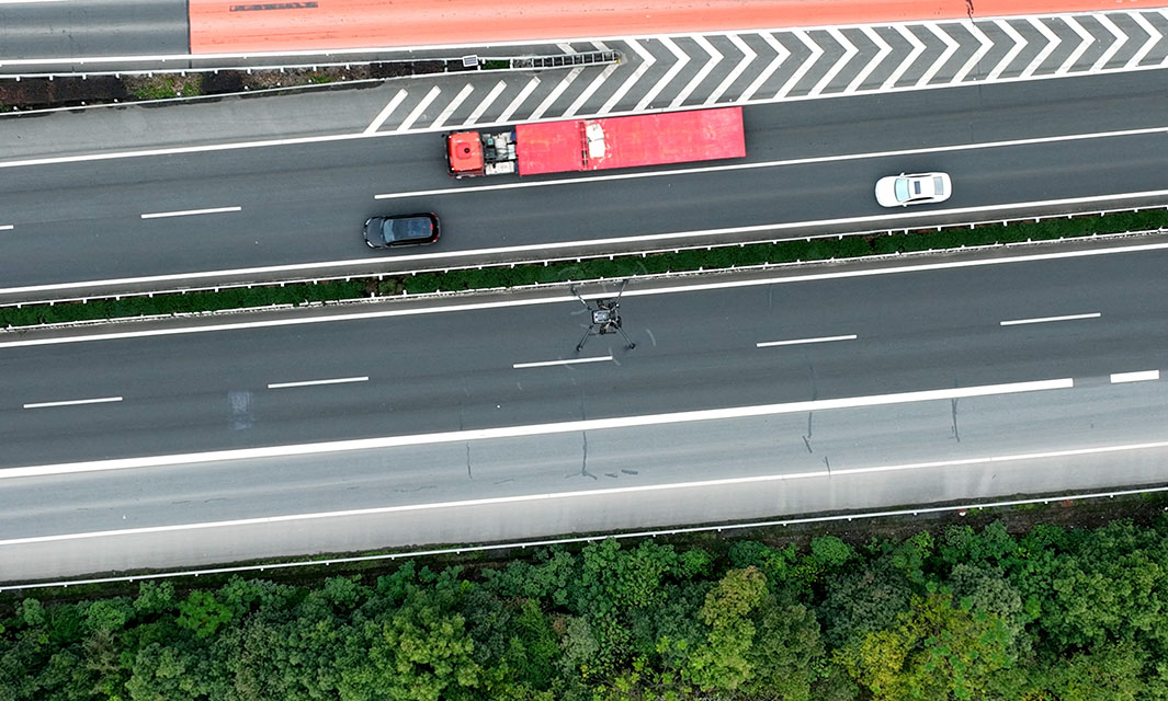 高速公路巡檢無(wú)人機(jī)，解決公路監(jiān)管難題的新方案